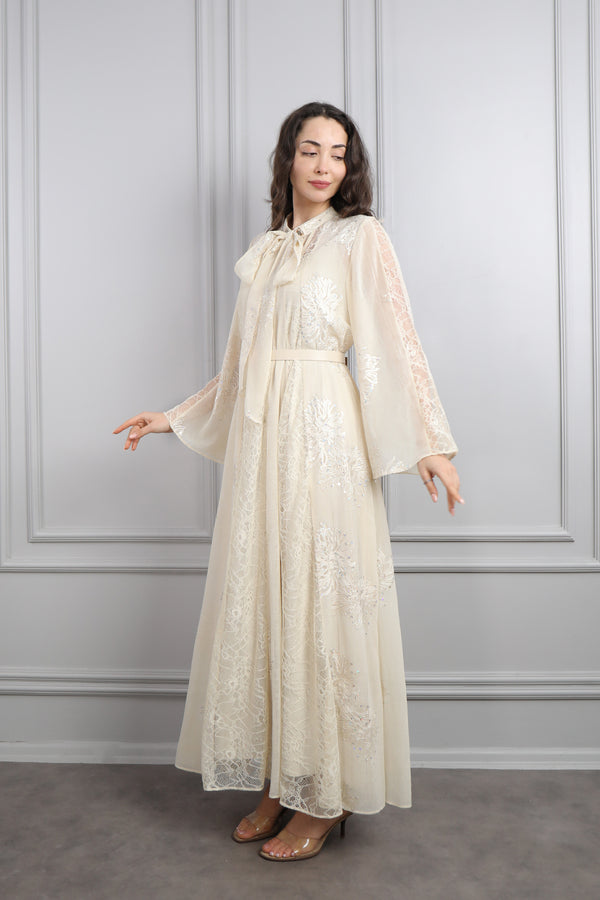 Yakası Bağlamalı Beli Kemerli Dantelli Büyük Beden Şifon Elbise Ekru