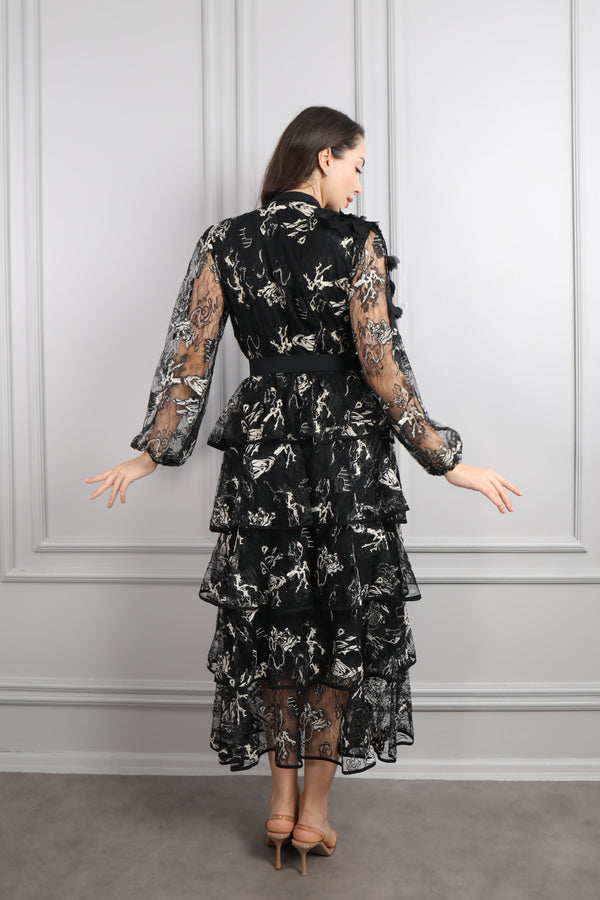 Yakası Çiçek Detaylı Beli Kemerli Eteği Katlı Büyük Beden Dantelli Elbise Siyah-Bej