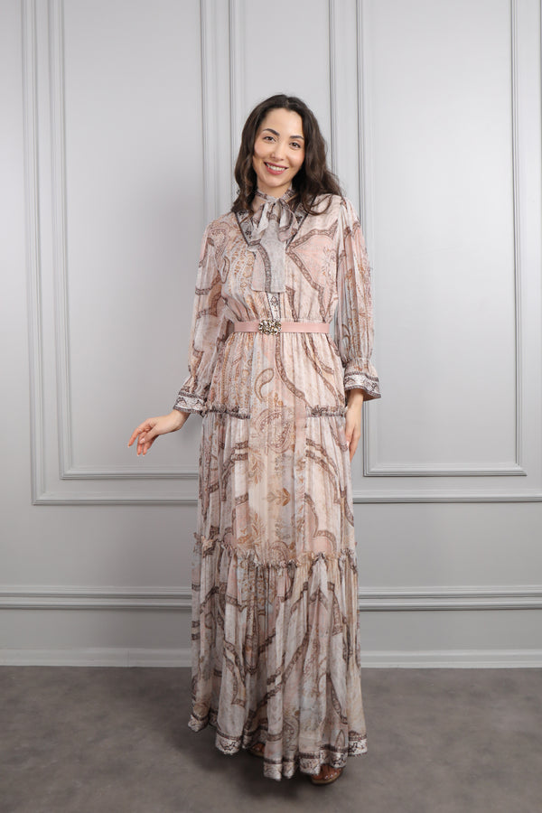 Yakası Bağlamalı Beli Kemerli Desenli Büyük Beden Şifon Elbise Pudra
