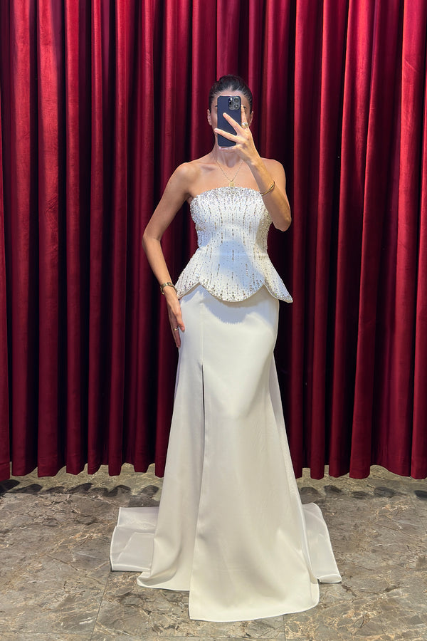 Straplez Kristal Taş İşlemeli Yırtmaç Detaylı Abiye Beyaz