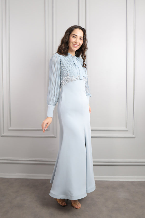 Yakası Bağlamalı Beli Boncuk İşlemeli Elbise Mavi