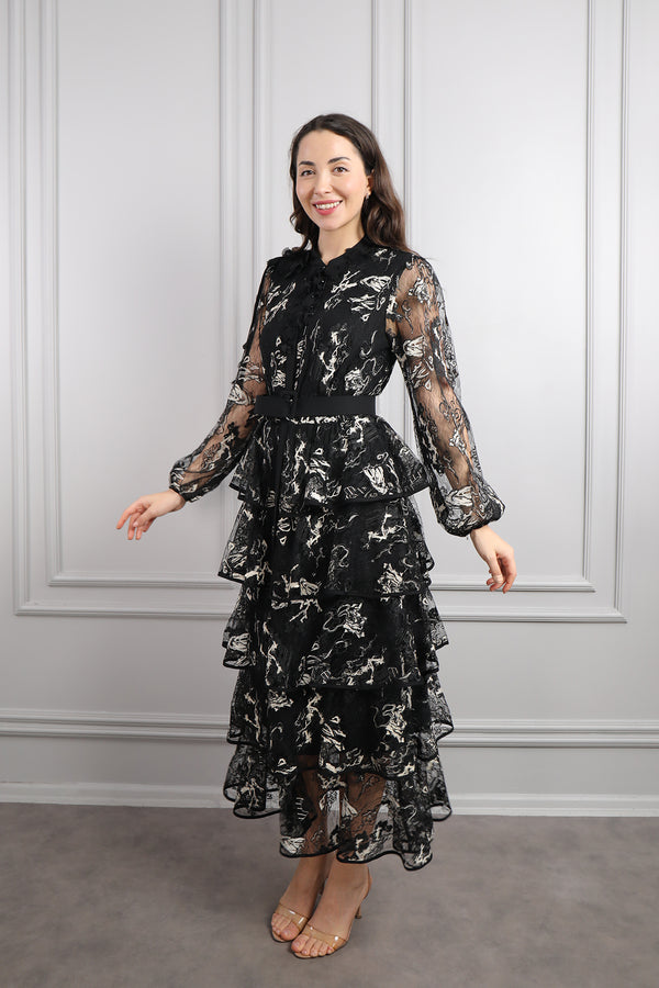 Yakası Çiçek Detaylı Beli Kemerli Eteği Katlı Büyük Beden Dantelli Elbise Siyah-Bej