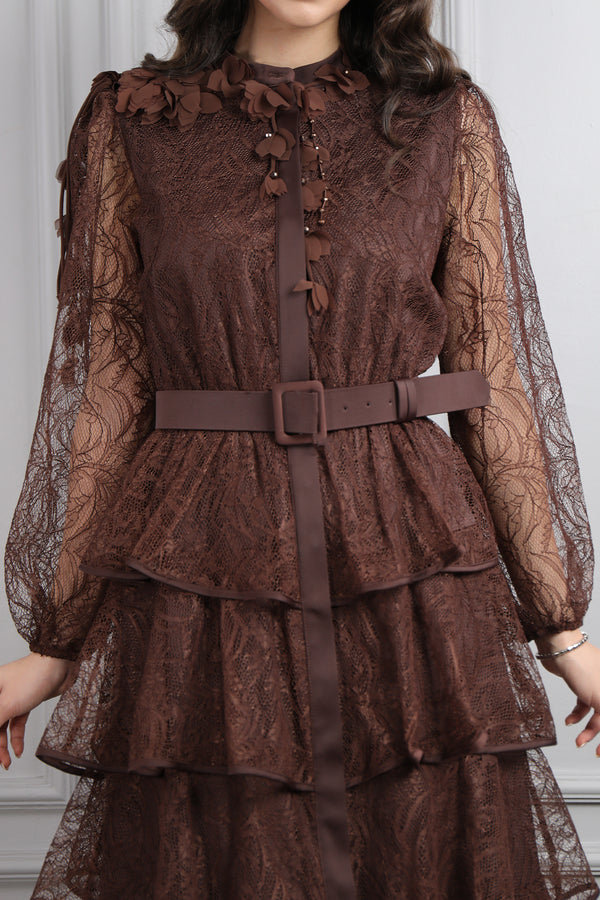 Yakası Çiçek Detaylı Beli Kemerli Eteği Katlı Dantelli Midi Boy Elbise Kahve