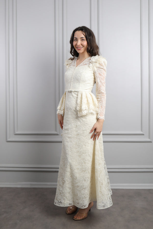 V Yaka Beli Kemerli Omuzu Çiçek Detaylı Dantelli Elbise Ekru