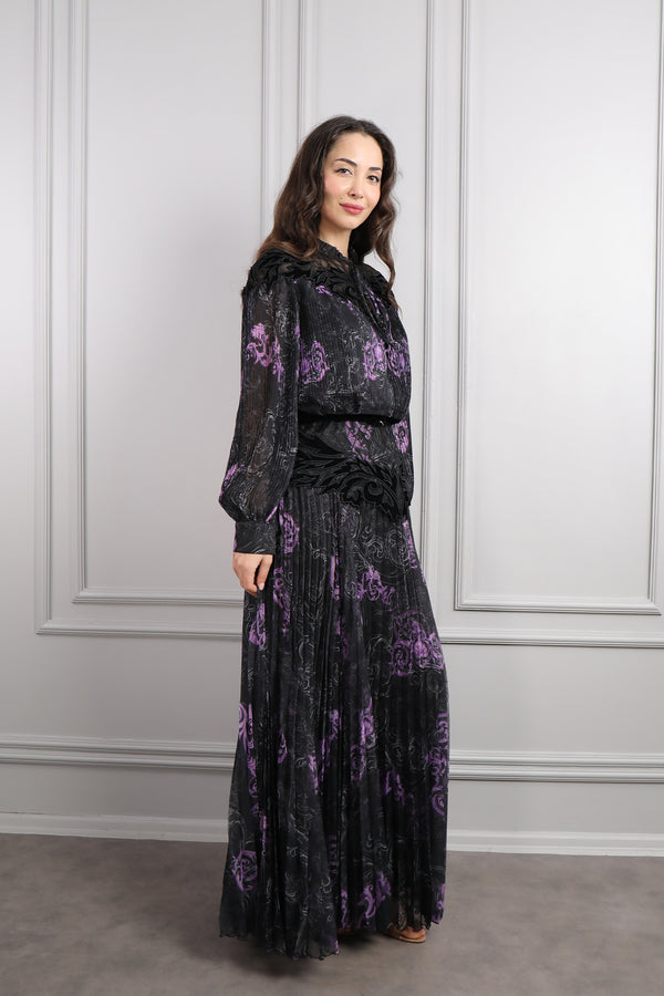 Yakası Bağlamalı Kadife Detaylı Desenli Büyük Beden Şifon Elbise Siyah-Lila