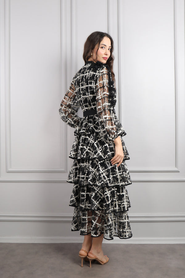 Yakası Çiçek Detaylı Beli Kemerli Eteği Katlı Büyük Beden Elbise Siyah-Gri