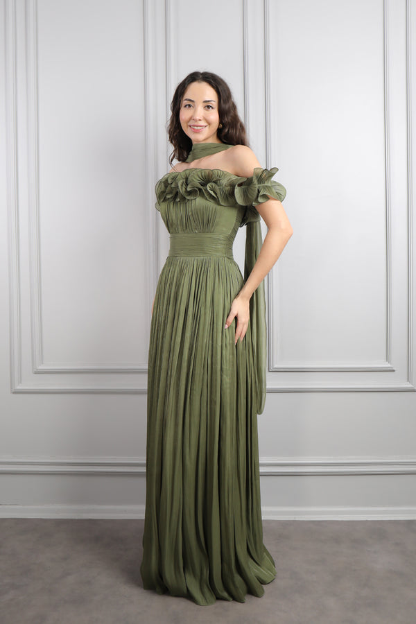 Kayık Yaka Volanlı Fular Detaylı Şifon Abiye Haki