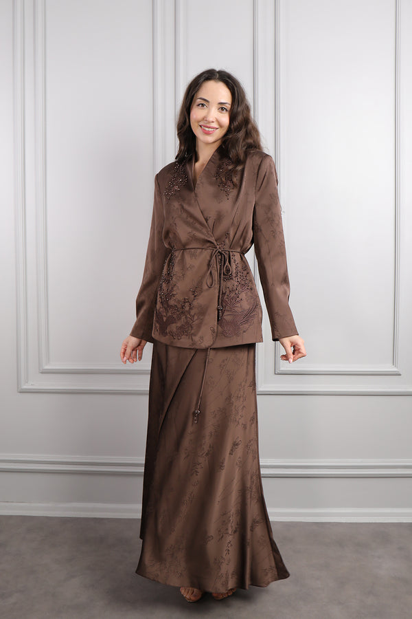 Ceketi Boncuk İşlemeli Desenli Beli Kuşaklı Büyük Beden Saten Etek Takım Kahve