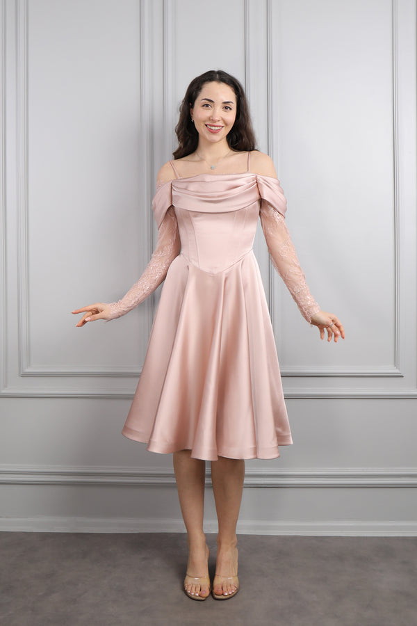 Kayık Yaka İnce Askılı Kolları Transparan Midi Boy Saten Abiye Pudra