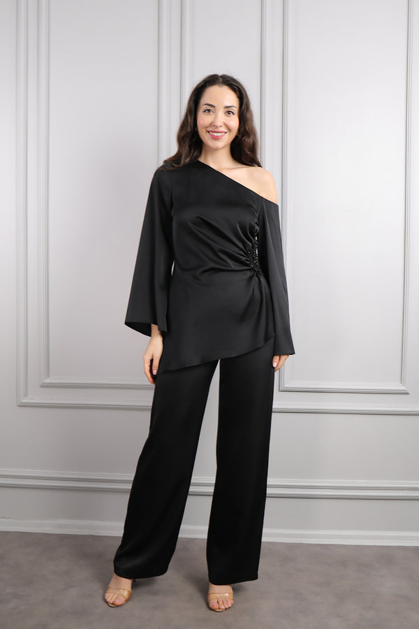 Asimetrik Yaka Beli Boncuk İşlemeli Saten Pantolon Takım Siyah