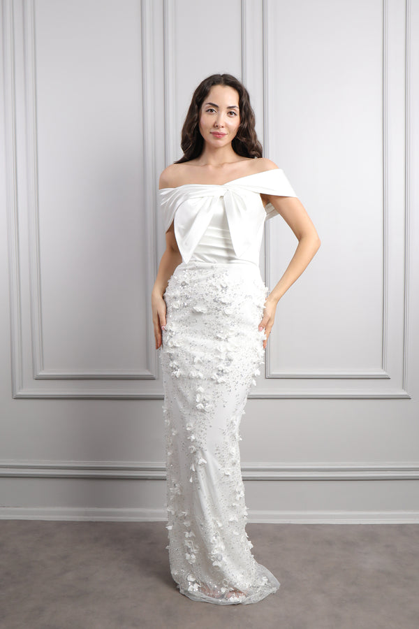 Kayık Yaka Önü Fiyonk Görünümlü Çiçek Detaylı Abiye Kemik