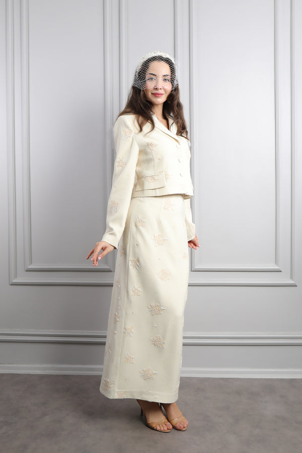 Ceketi Düğmeli Boncuk İşlemeli Saç Aksesuar Detaylı Etek Takım Kemik