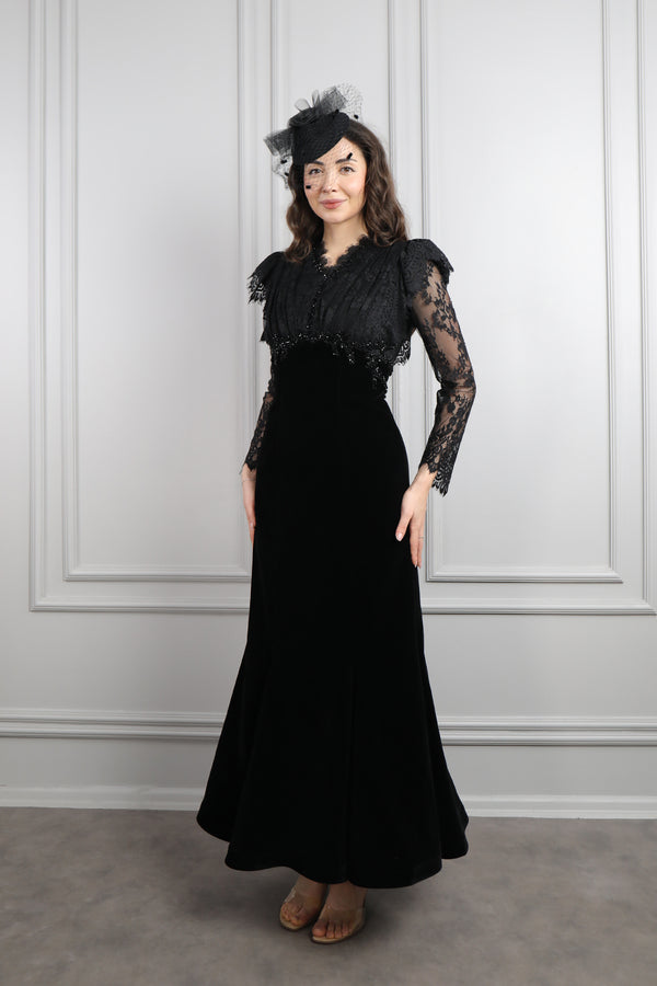 V Yaka Dantelli Boncuk İşlemeli Saç Aksesuar Detaylı Kadife Elbise Siyah