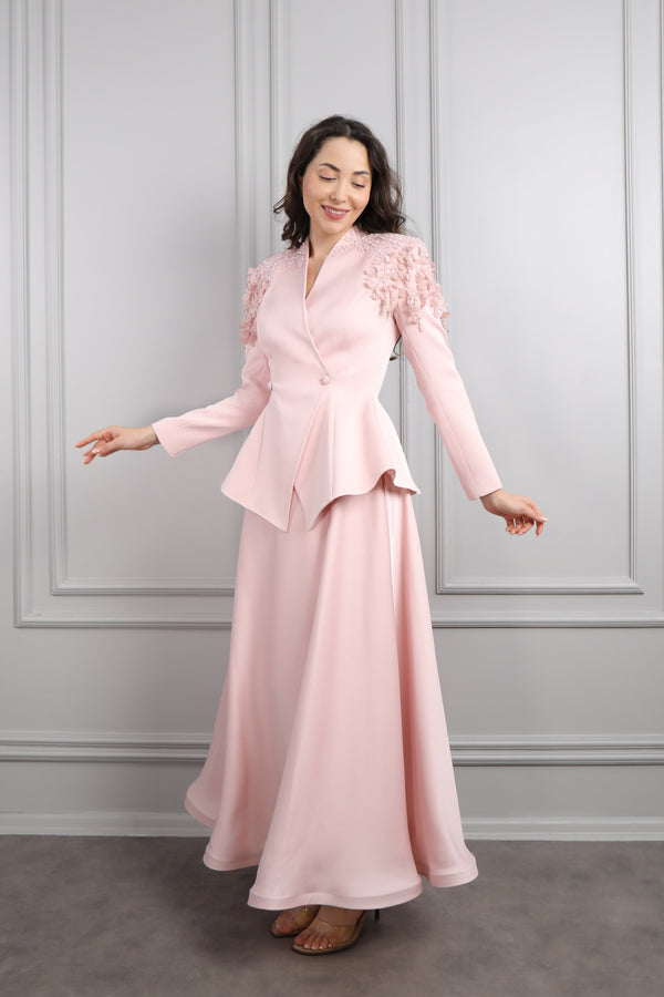 Omuzu Çiçek Detaylı Önü Düğmeli Saten Etek Takım Pudra