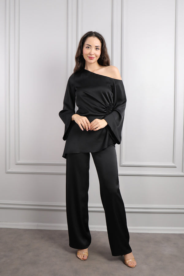 Asimetrik Yaka Beli Boncuk İşlemeli Saten Pantolon Takım Siyah