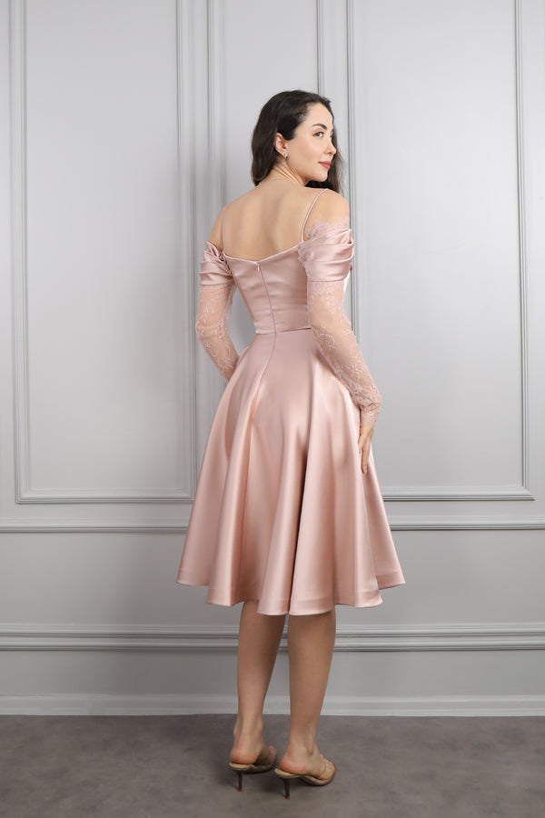 Kayık Yaka İnce Askılı Kolları Transparan Midi Boy Saten Abiye Pudra