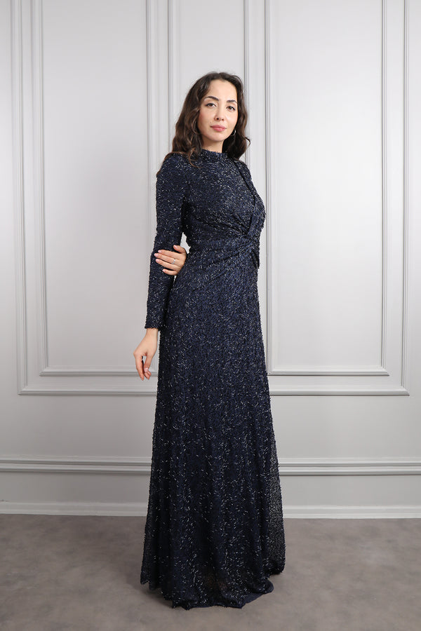 Hakim Yaka Beli Düğüm Detaylı Boncuk İşlemeli Tesettür Büyük Beden Abiye Lacivert