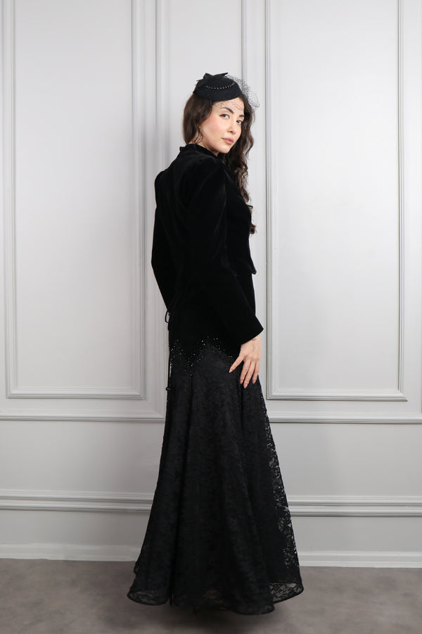 Kare Yaka Boncuk İşlemeli Dantelli Saç Aksesuar Detaylı Kadife Elbise Takım Siyah