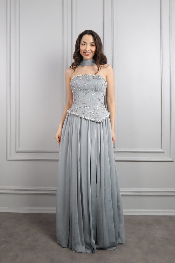 Straplez Boncuk İşlemeli Fular Detaylı Şifon Abiye Gri