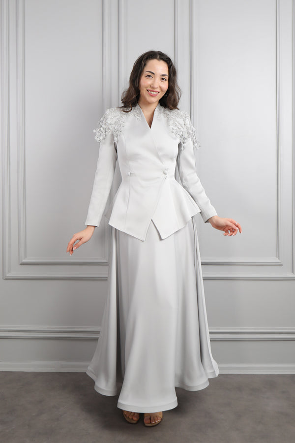 Omuzu Çiçek Detaylı Önü Düğmeli Saten Etek Takım Gri