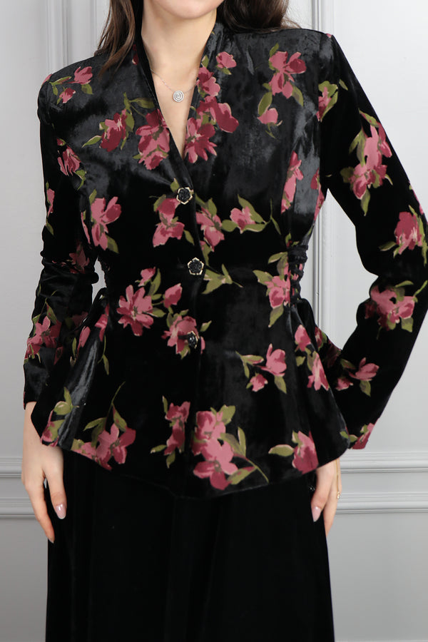 Önü Düğmeli Yandan Bağlamalı Çiçek Desenli Kadife Etek Takım Siyah