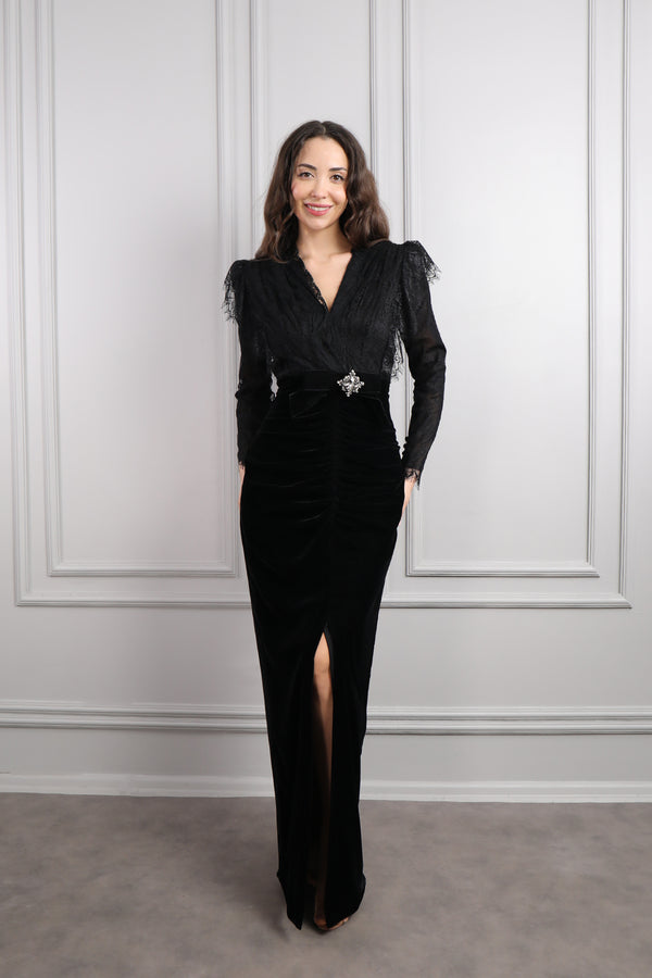 V Yaka Broş Detaylı Dantelli Büyük Beden Kadife Elbise Siyah