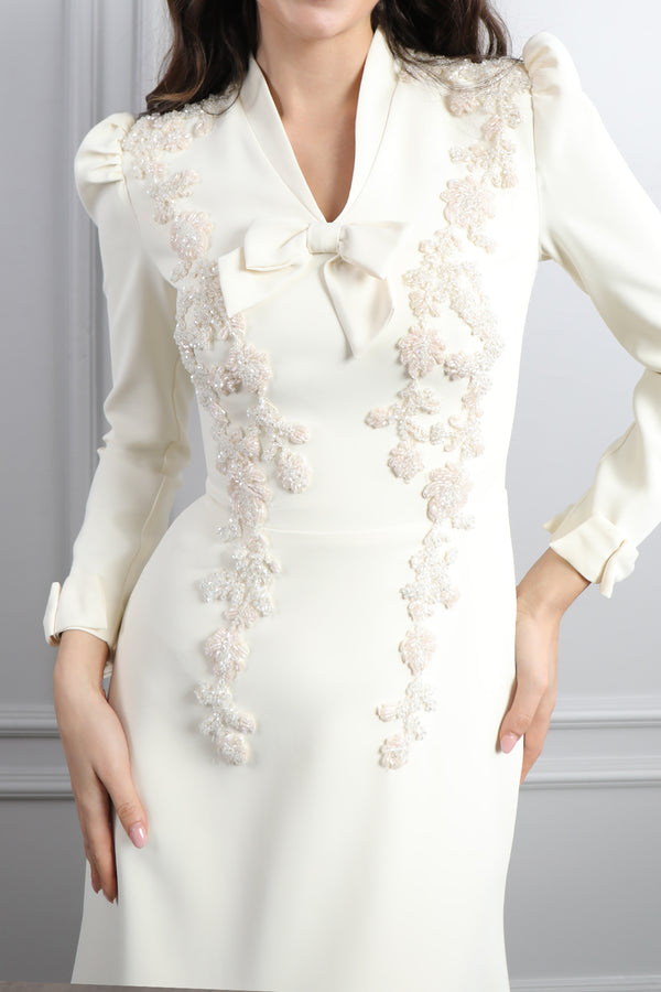 Önü Fiyonk Detaylı Boncuk İşlemeli Elbise Ekru