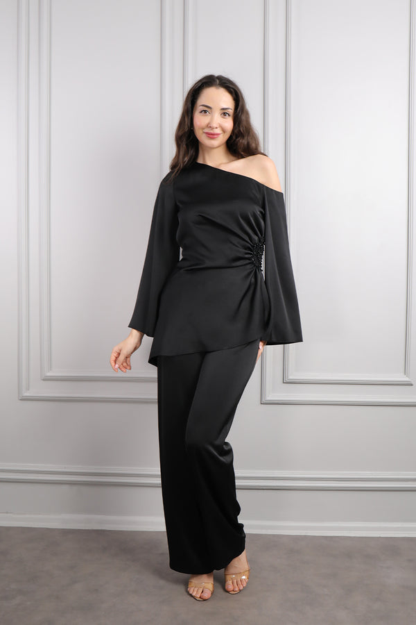 Asimetrik Yaka Beli Boncuk İşlemeli Saten Pantolon Takım Siyah