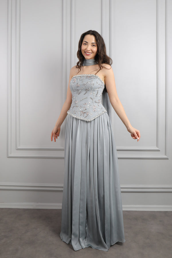 Straplez Boncuk İşlemeli Fular Detaylı Şifon Abiye Gri