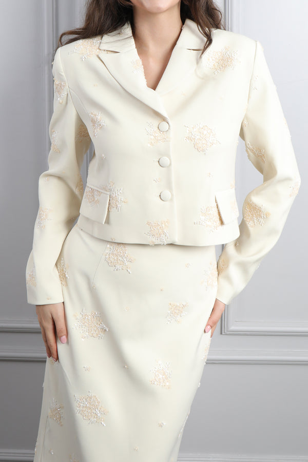 Ceketi Düğmeli Boncuk İşlemeli Saç Aksesuar Detaylı Etek Takım Kemik