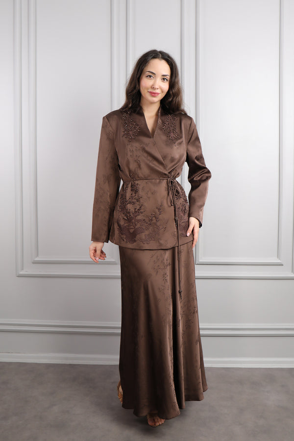 Ceketi Boncuk İşlemeli Desenli Beli Kuşaklı Büyük Beden Saten Etek Takım Kahve