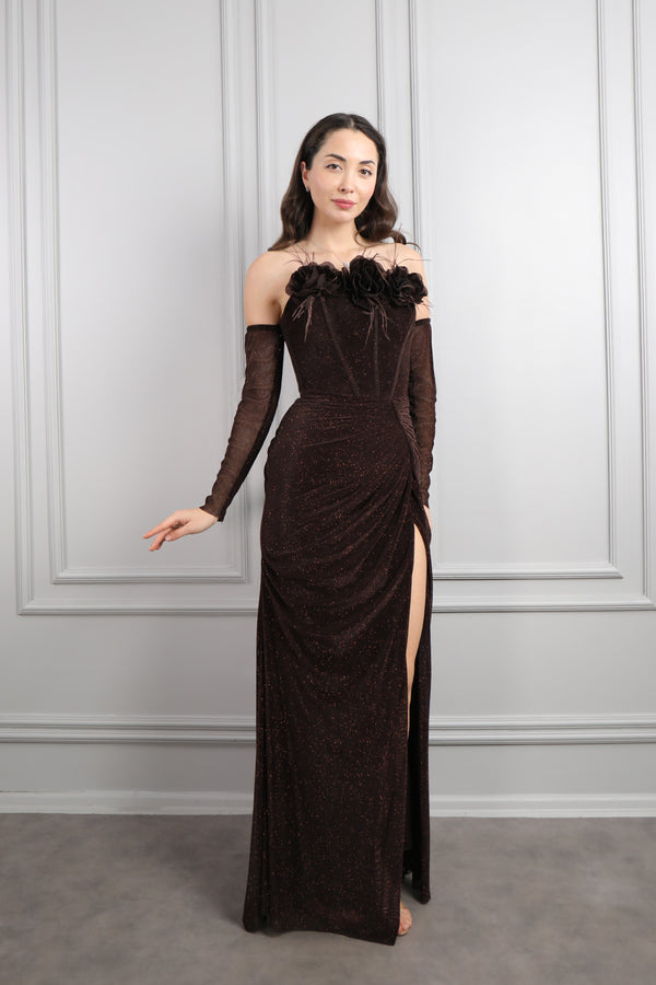 Straplez Yakası Çiçek Detaylı Kolları Hareketli Parlak Kumaş Abiye Kahve