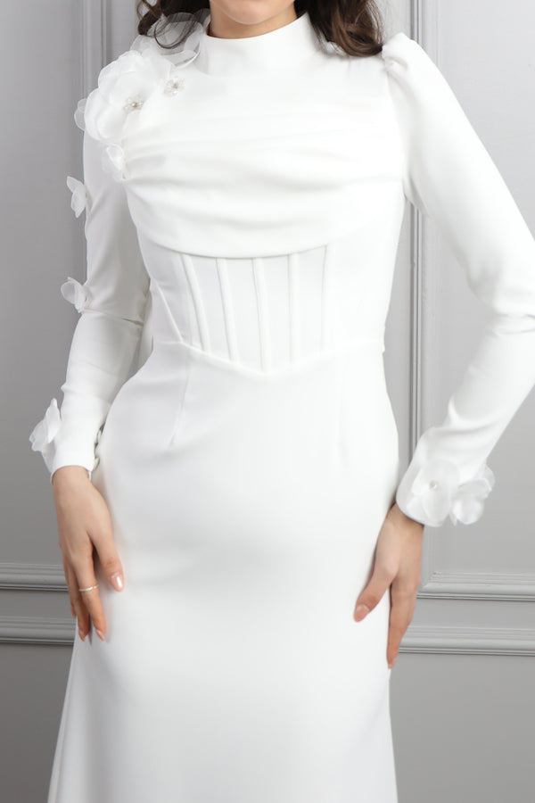 Önü Degaje Detaylı Çiçek İşlemeli Pelerinli Tesettür Abiye Beyaz