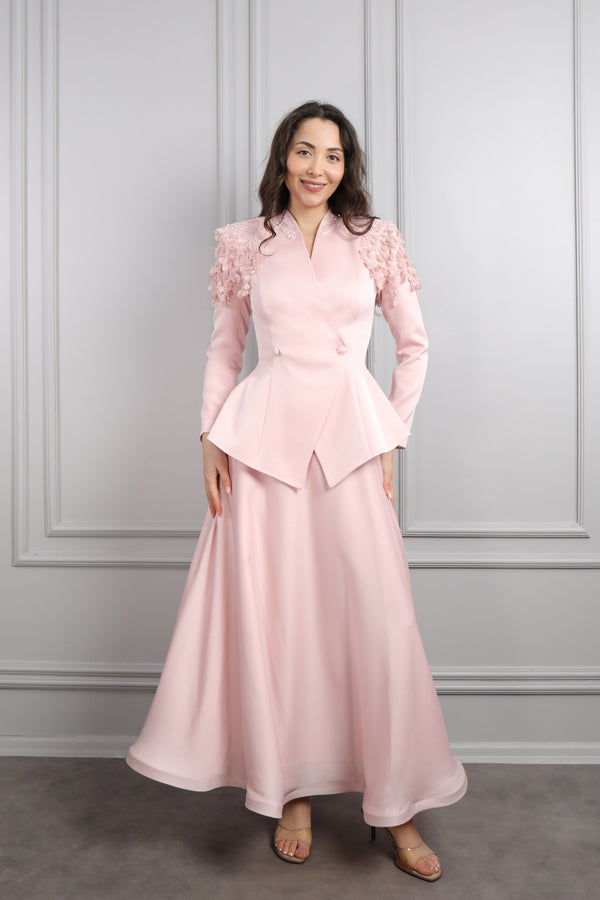 Omuzu Çiçek Detaylı Önü Düğmeli Saten Etek Takım Pudra