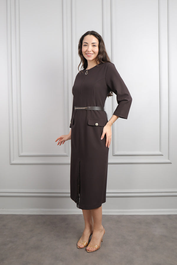 Önü Fermauralı Beli Kemerli Dantel Detaylı Büyük Beden Midi Boy Elbise Kahve