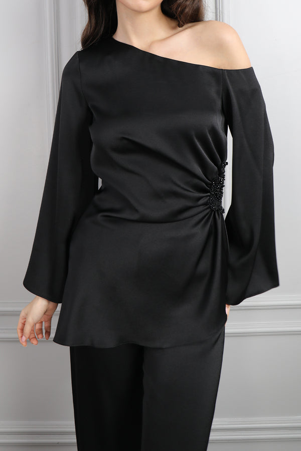 Asimetrik Yaka Beli Boncuk İşlemeli Saten Pantolon Takım Siyah