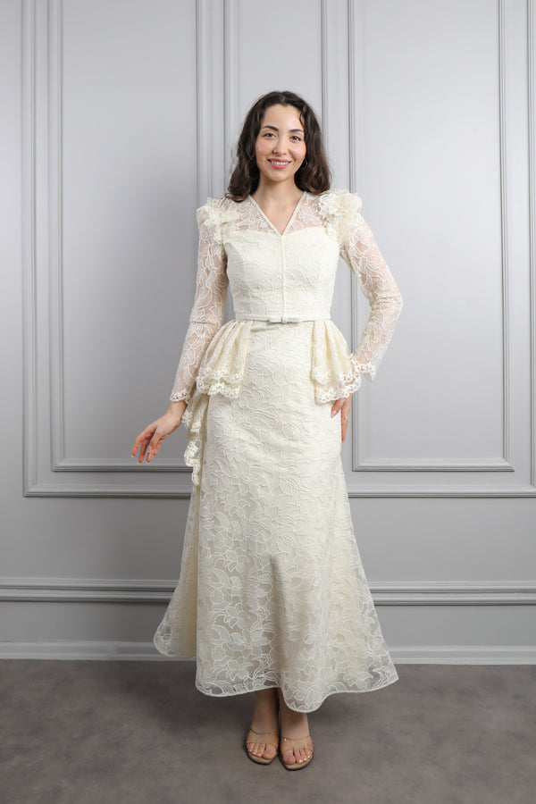 V Yaka Beli Kemerli Omuzu Çiçek Detaylı Dantelli Elbise Ekru