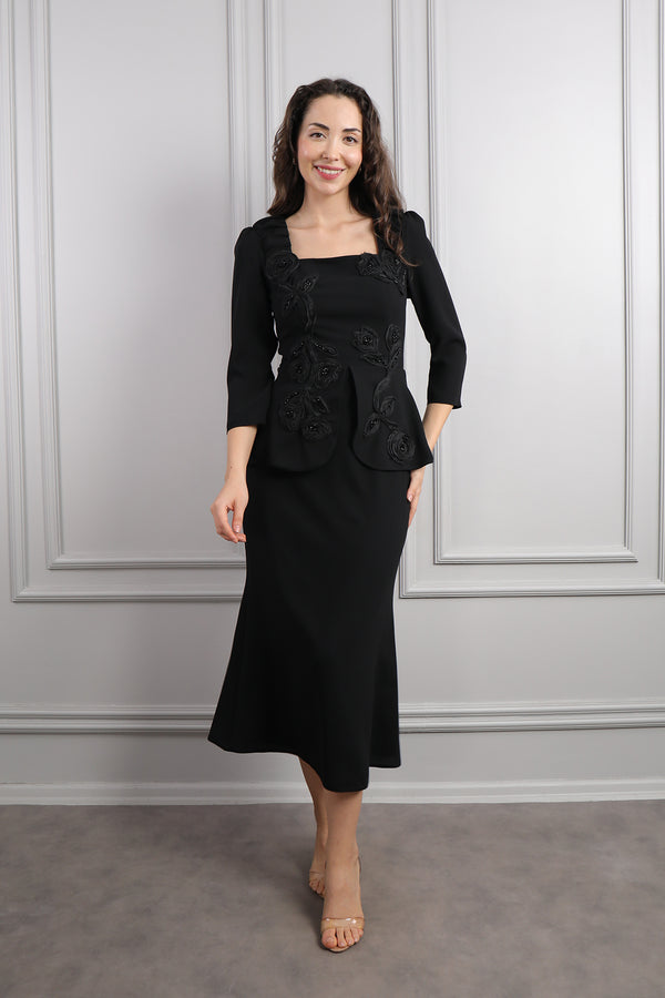 Kare Yaka Çiçek Detaylı Midi Boy Elbise Siyah