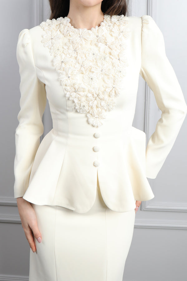 Yakası Çiçek Detaylı Önü Düğmeli Etek Takım Ekru