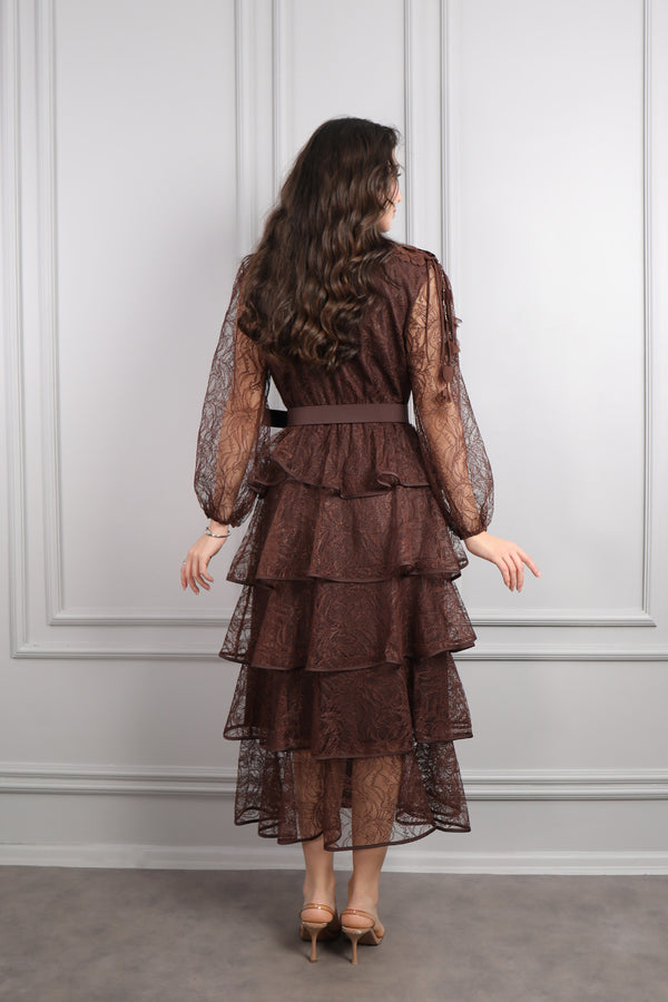 Yakası Çiçek Detaylı Beli Kemerli Eteği Katlı Dantelli Midi Boy Elbise Kahve