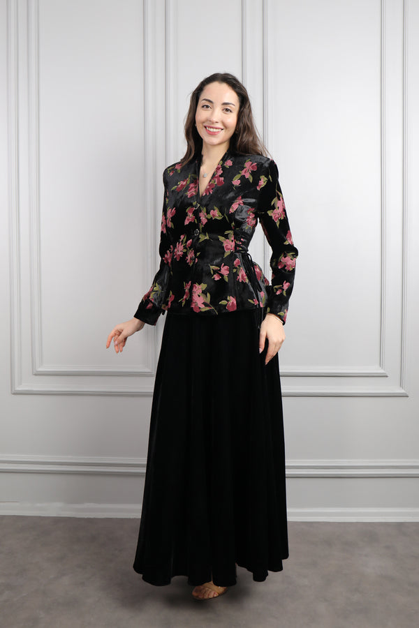 Önü Düğmeli Yandan Bağlamalı Çiçek Desenli Kadife Etek Takım Siyah