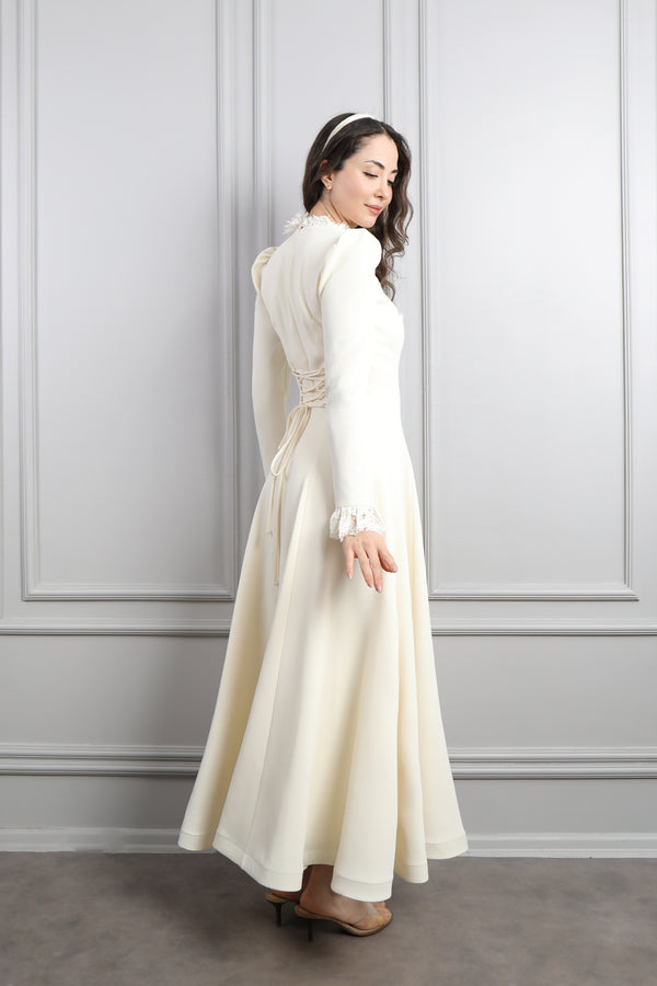 Hakim Yaka Dantelli Saç Aksesuar Detay Elbise Ekru