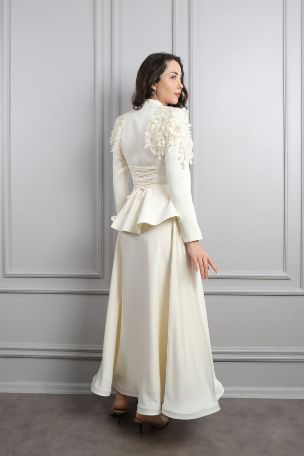 Omuzu Çiçek Detaylı Önü Düğmeli Saten Etek Takım Ekru