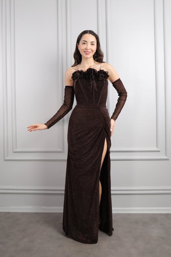 Straplez Yakası Çiçek Detaylı Kolları Hareketli Parlak Kumaş Abiye Kahve