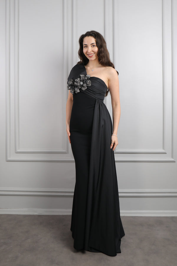 Tek Omuz Çiçek Detaylı Pelerinli Abiye Siyah
