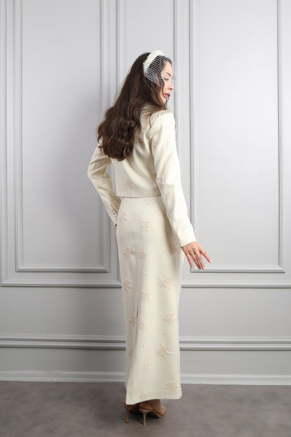 Ceketi Düğmeli Boncuk İşlemeli Saç Aksesuar Detaylı Etek Takım Kemik