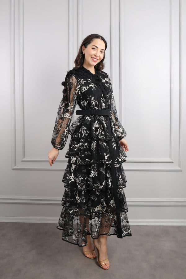 Yakası Çiçek Detaylı Beli Kemerli Eteği Katlı Büyük Beden Dantelli Elbise Siyah-Bej