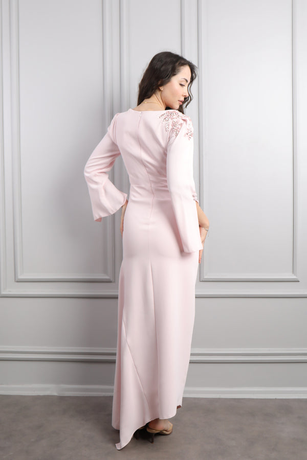 Omuuz Taş İşlemeli Kolları Yurtmaç Detaylı Drapeli Büyük Beden Elbise Pudra