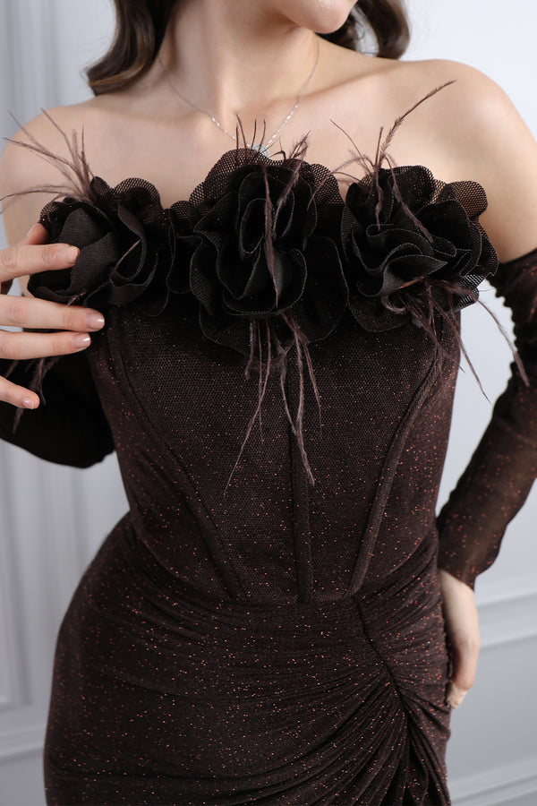 Straplez Yakası Çiçek Detaylı Kolları Hareketli Parlak Kumaş Abiye Kahve