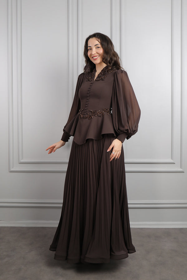 Önü Düğmeli Boncuk İşlemeli Pileli Etek Takım Kahve